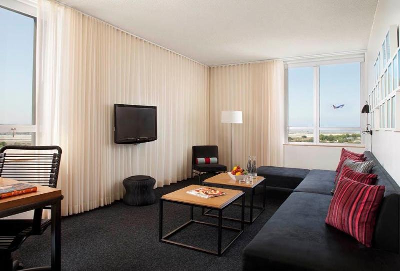 Фото June West La