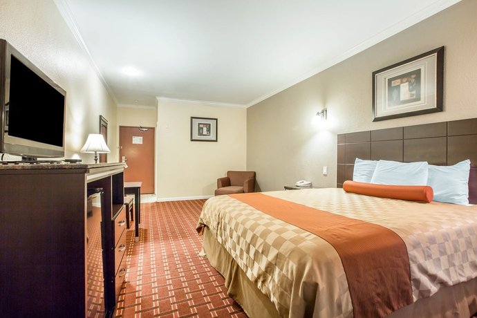 Фото Rodeway Inn & Suites Pasadena