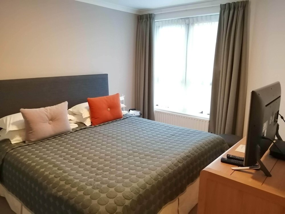 Фото Monarch House Serviced Apartments