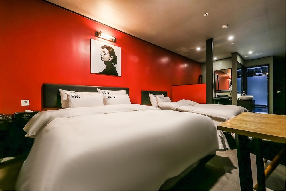 Фото Sintanjin Hotel Box Daejeon