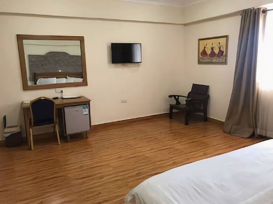 Фото Ampomaah Hotel