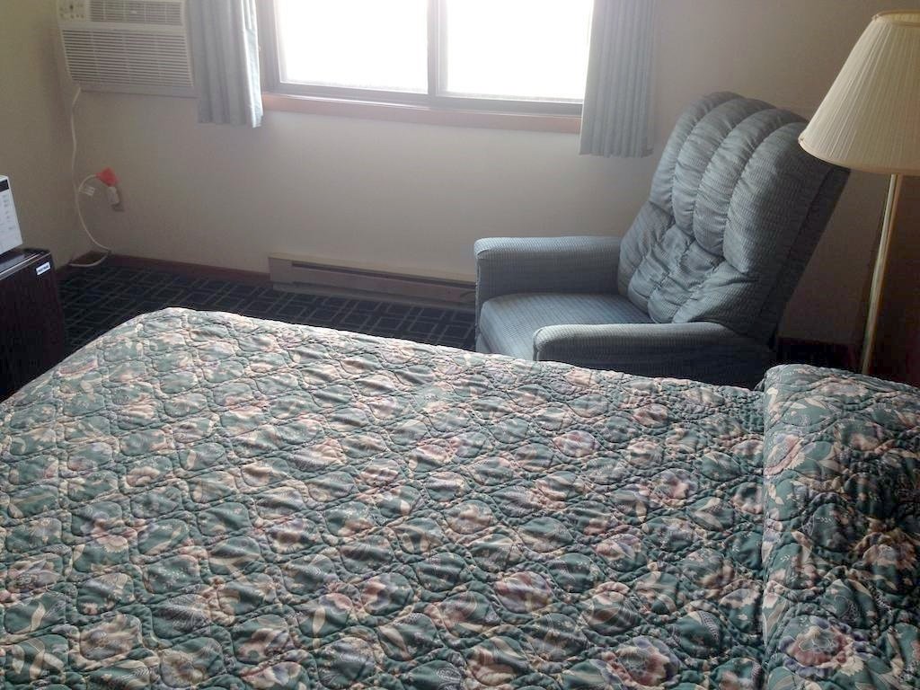 Фото Super 8 by Wyndham Oshkosh Airport