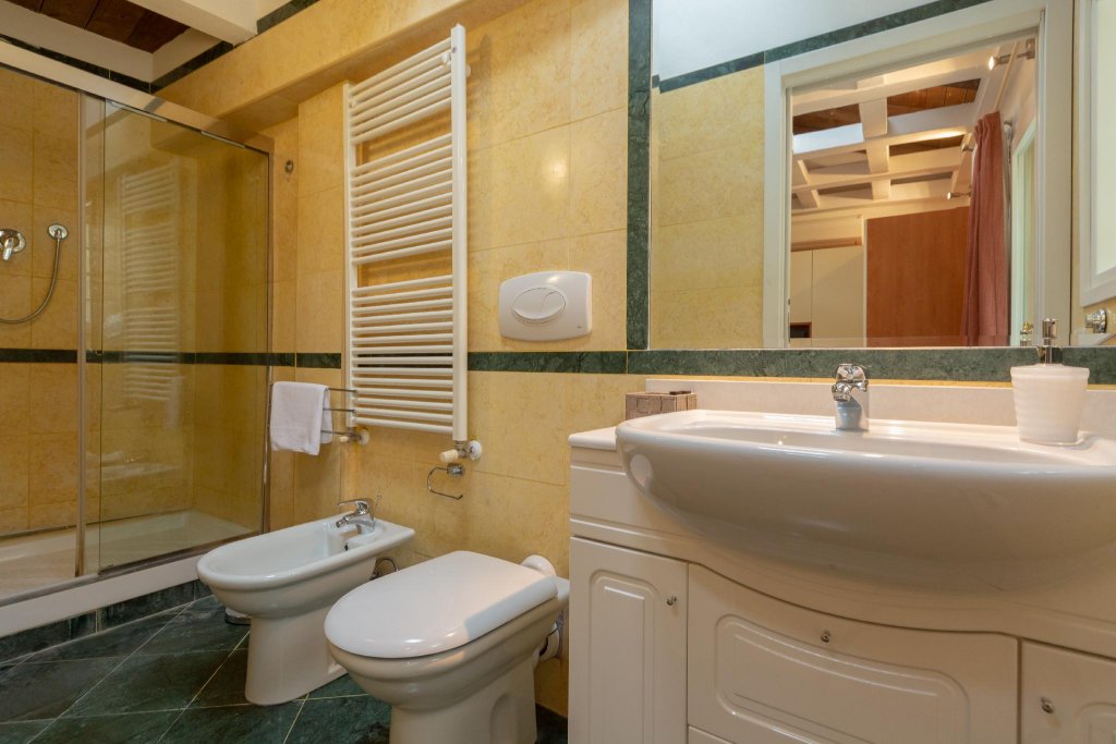 Фото Tra le Due Torri e Piazza Santo Stefano Apartment