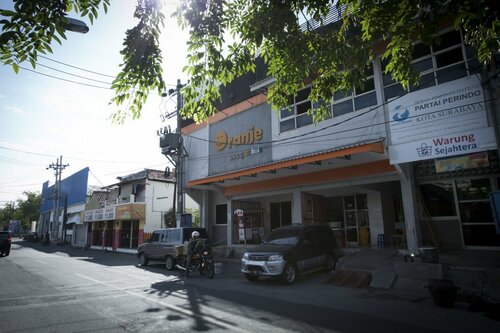 Гостиница RedDoorz near Suroboyo Carnival Park в Провинции Восточная Ява