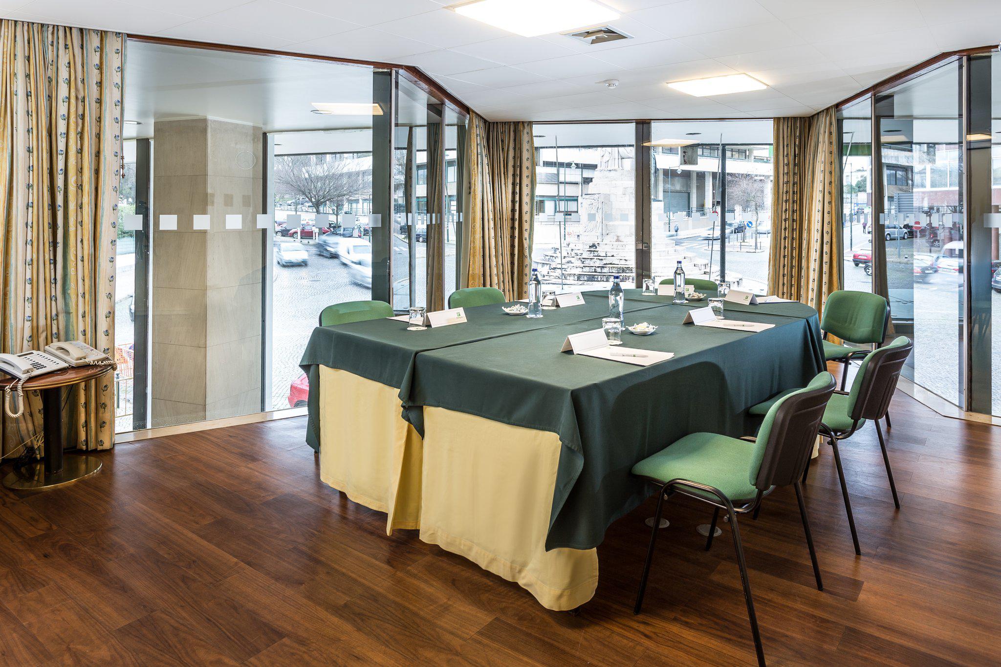 Фото Holiday Inn Lisbon