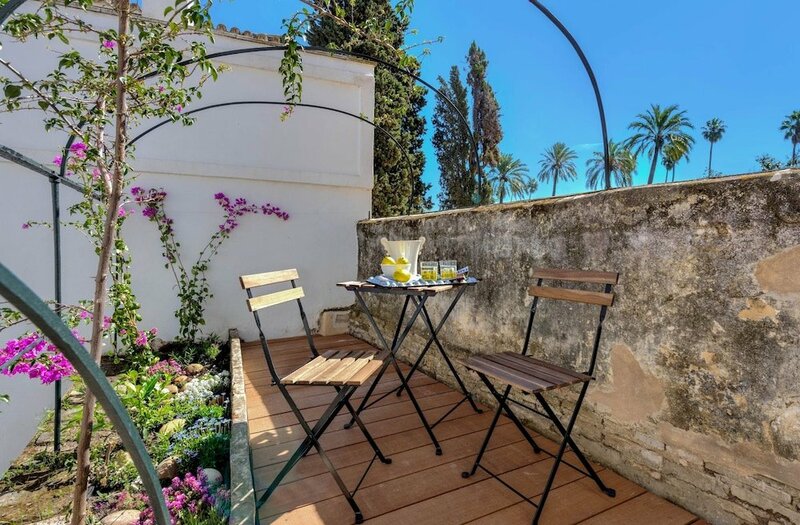 Гостиница Beautiful 4 Bd House with Terrace & Views To the Alcazar Gardens. Casa Alcazar в Севилье