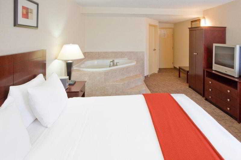 Фото Holiday Inn Express Washington DC East Andrews AFB by IHG