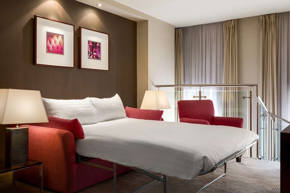 Фото Ember Locke Kensington