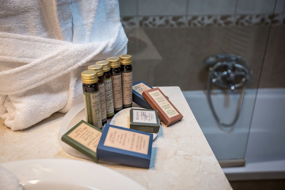 Фото Queen's Court Hotel & Residence