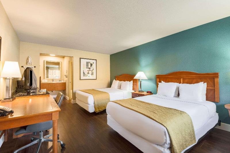 Фото Rodeway Inn Portland Airport Hotel