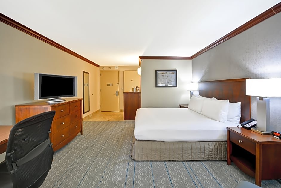 Фото Crowne Plaza Tulsa - Southern Hills