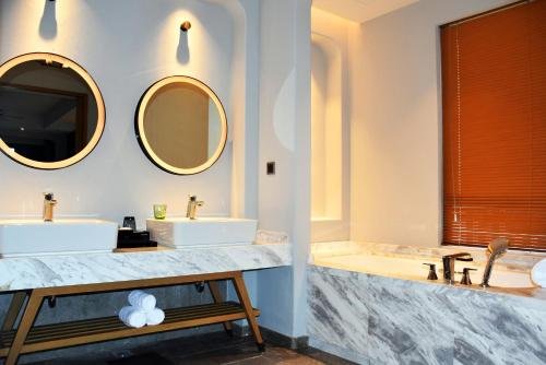 Фото Crowne Plaza Qingdao Oriental Movie Metropolis, an Ihg Hotel