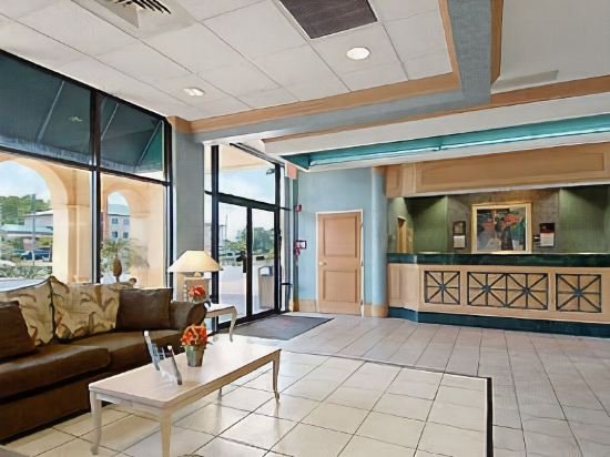 Фото Days Inn & Suites by Wyndham Orlando Airport