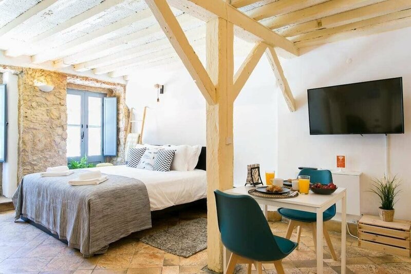 Гостиница Original Photographers Studio Apartment in Alcântara в Лиссабоне