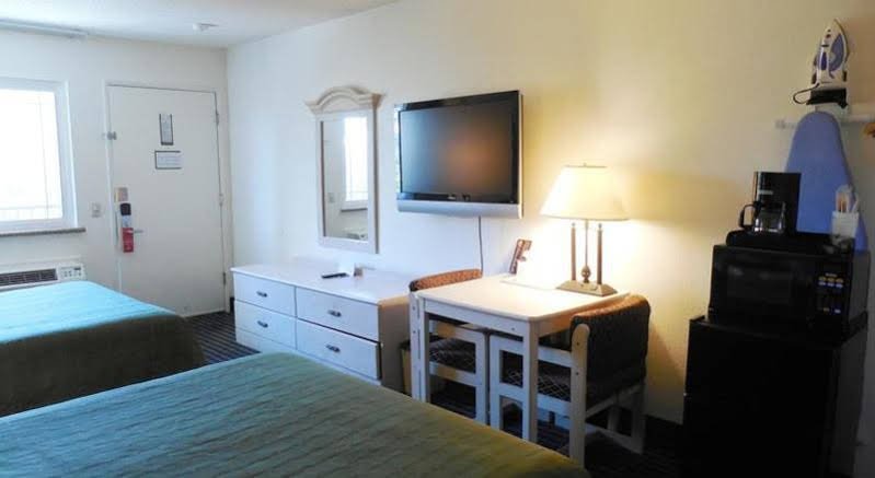 Фото Super 8 by Wyndham San Diego Hotel Circle