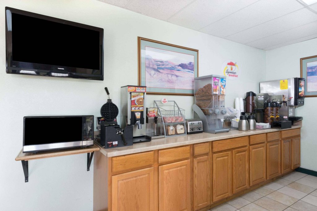 Фото Super 8 by Wyndham Raton