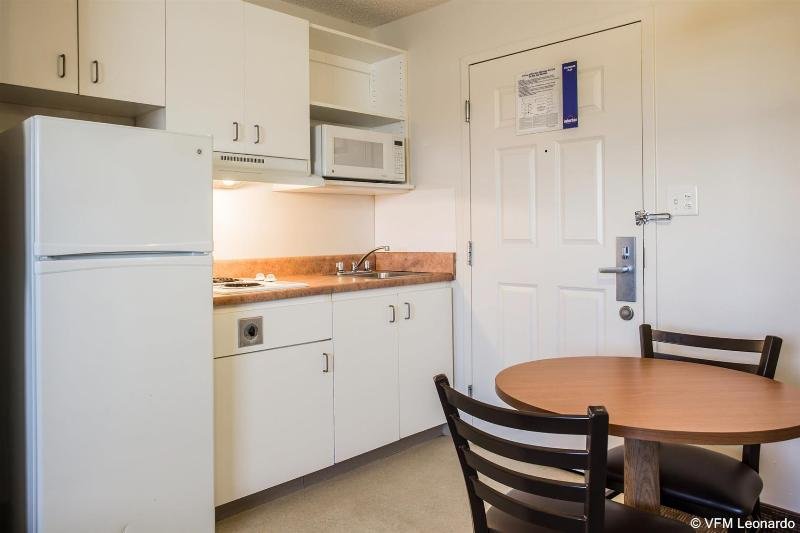 Фото HomeTowne Studios & Suites by Red Roof Charlotte - Concord