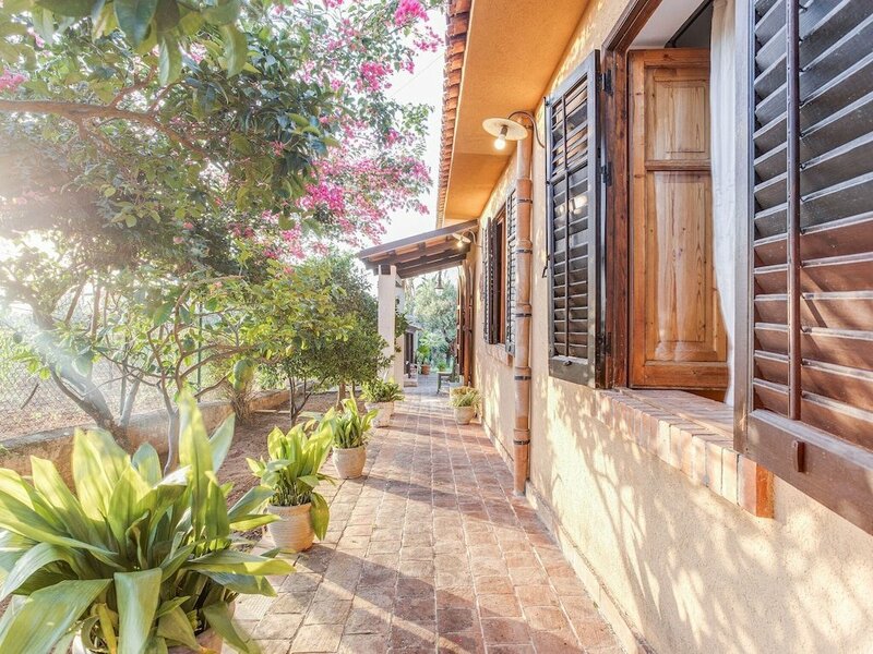 Гостиница Charming Villa in Partinico With Roof Terrace