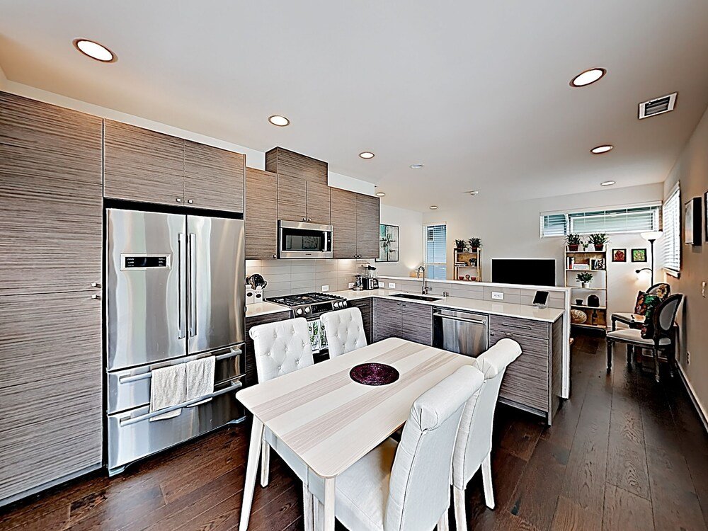 Фото Chic Capitol Hill Townhome W Rooftop Deck & Ac 3 Bedroom Townhouse