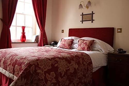 Фото Two Bridges Hotel