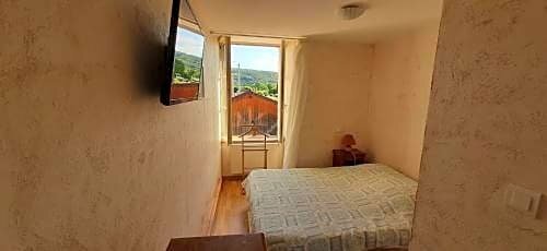 Гостиница Le Marmagne в Монбаре