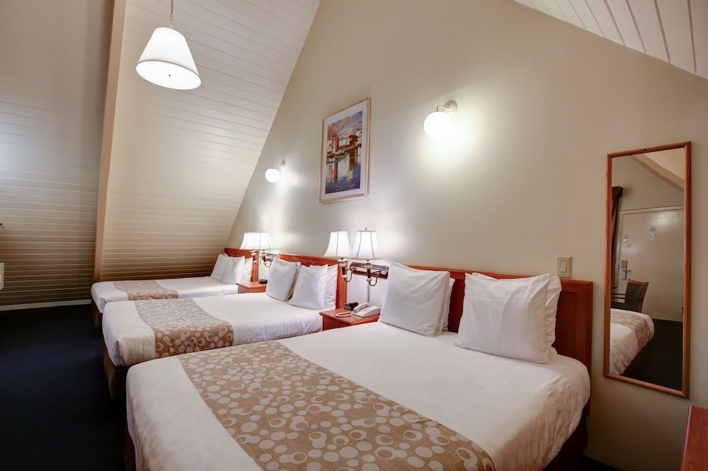 Фото Newport Channel Inn