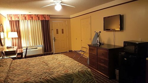 Гостиница Deluxe Inn & Suites в Реймондвилле