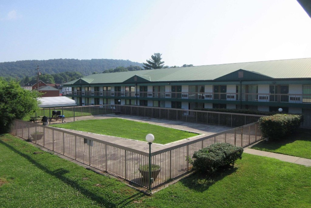 Фото Rodeway Inn & Suites