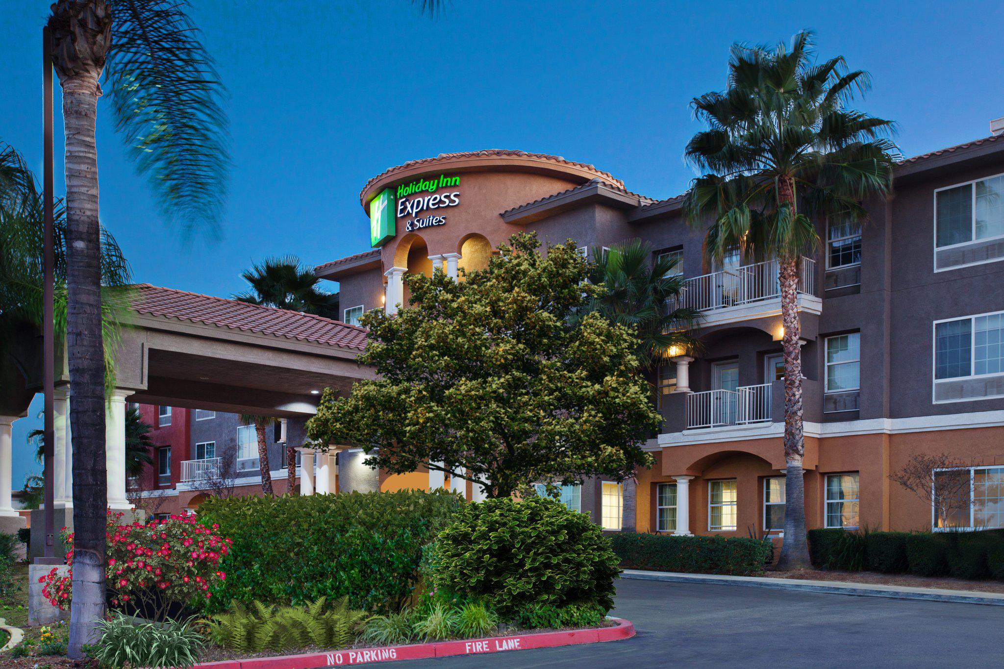 Фото Holiday Inn Express Hotel & Suites Corona, an Ihg Hotel