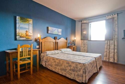 Внешний вид отеля Hostal Hostatgeria Sant Jaume в Ла-Побла-де-Бенифассе, фото 1