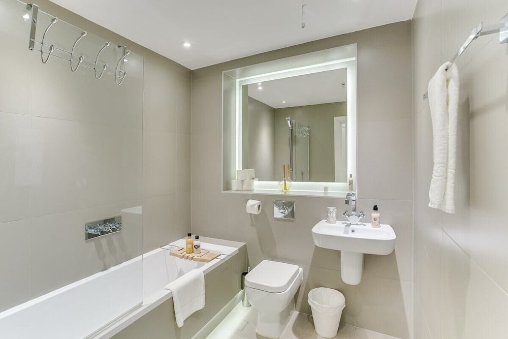 Фото Spacious 1 Bed Near Tube in East London