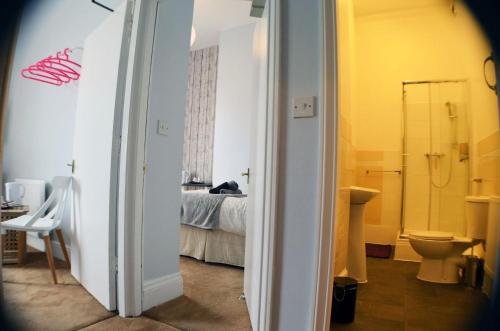 Фото Queens Guesthouse Manchester