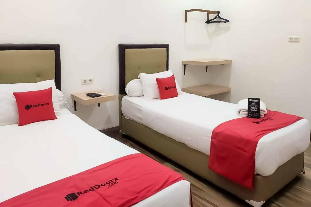 Hotel RedDoorz Plus @ Jalan Veteran Palembang, Palembang, photo