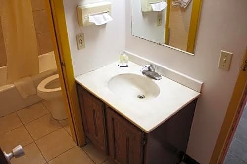 Фото Red Carpet Inn North East