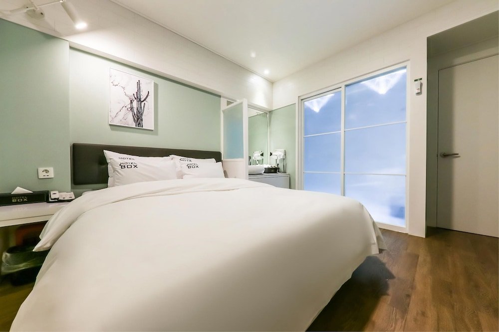 Фото Sintanjin Hotel Box Daejeon