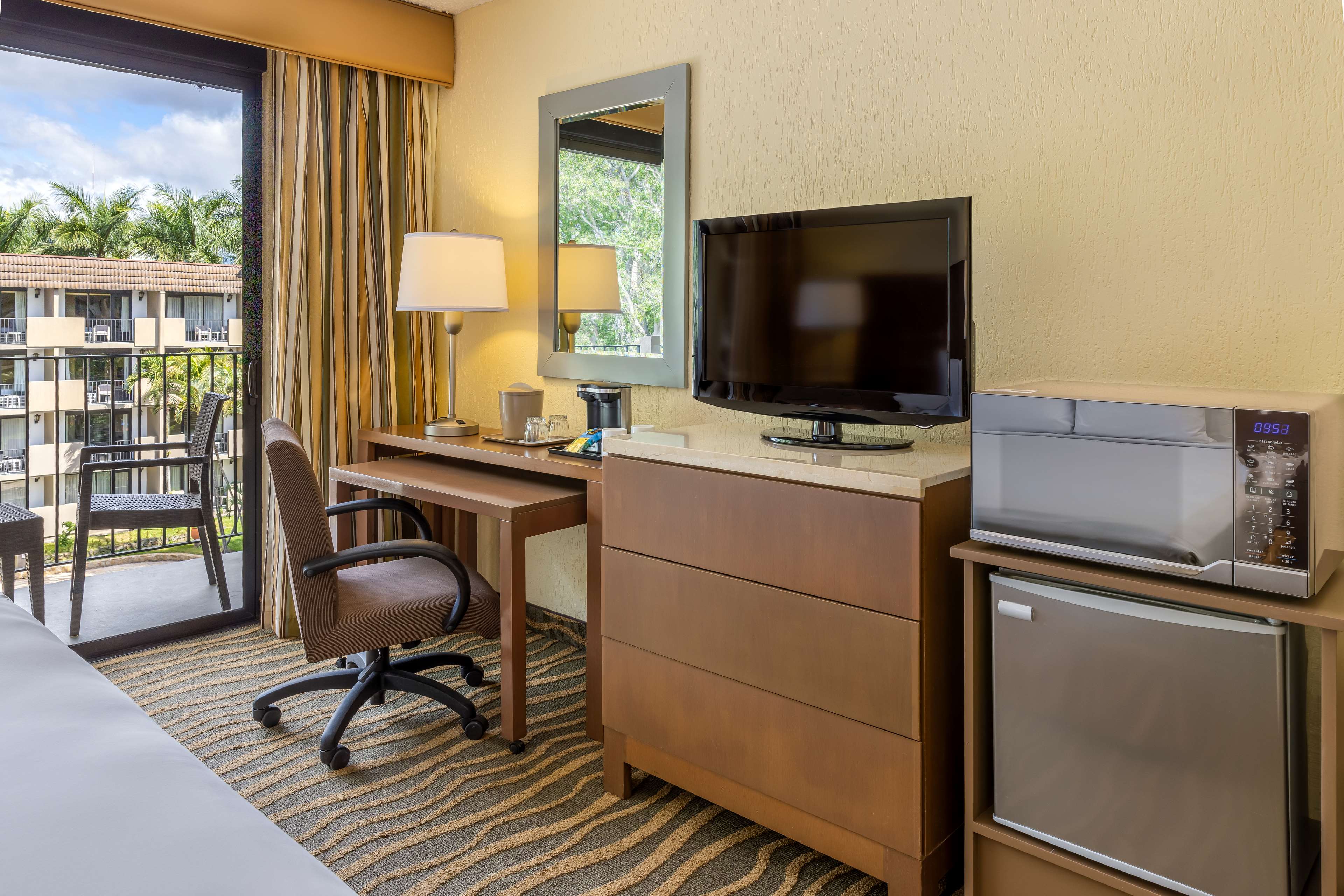 Фото Irazu Hotel & Studios