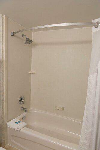 Гостиница Holiday Inn Express Hotel & x26; Suites Brampton в Брамптоне