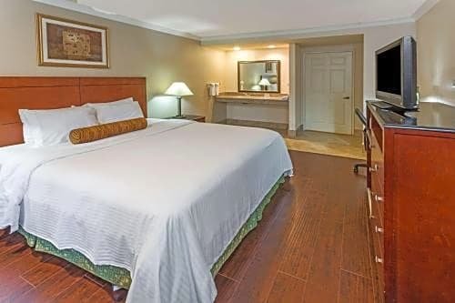 Фото Howard Johnson by Wyndham Pasadena