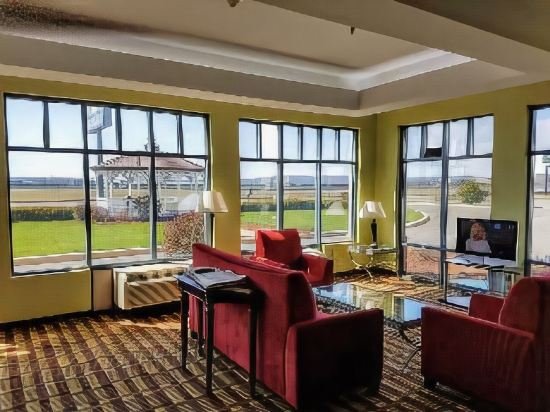 Фото Days Inn by Wyndham Windsor Locks Bradley Intl Airport