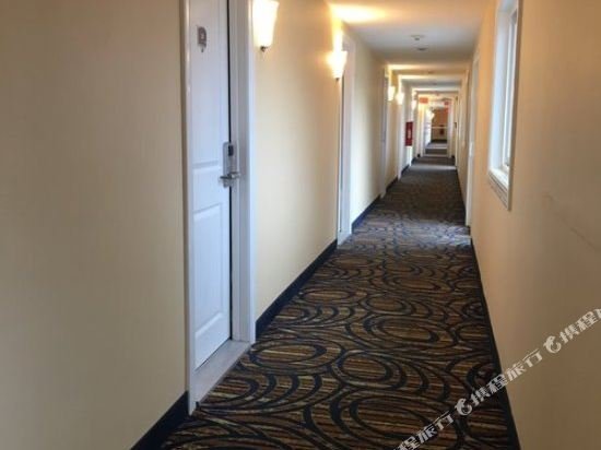Фото Hyannis Travel Inn