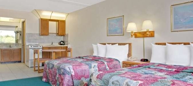 Фото Days Inn by Wyndham Clearwater/Gulf to Bay