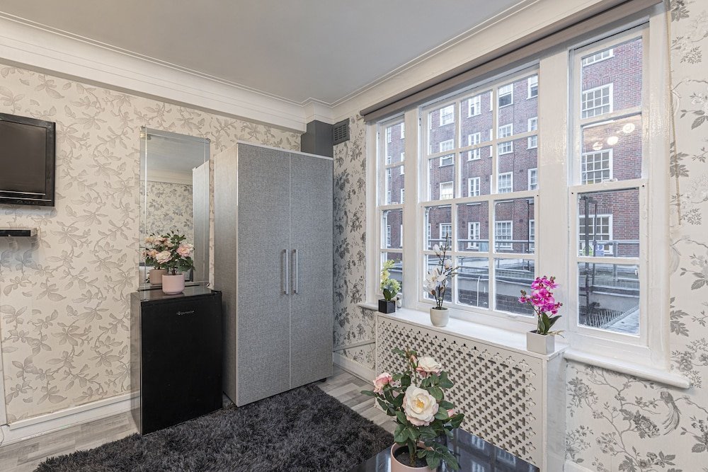 Фото The Oxford Street Retreat - Modern 3bdr in 2 Apartments