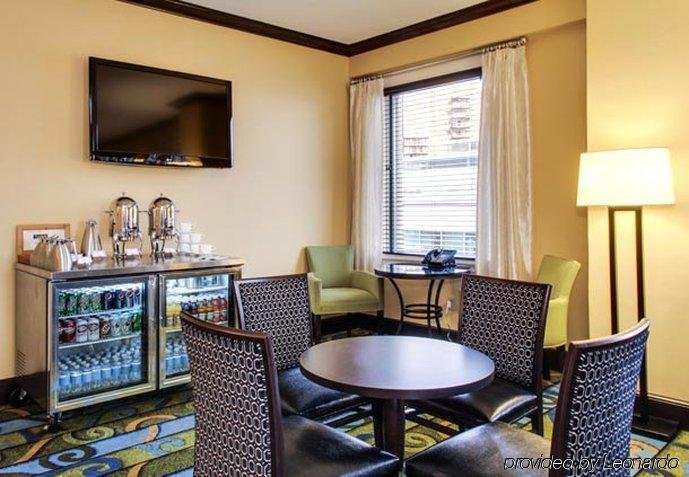 Фото Renaissance Des Moines Savery Hotel