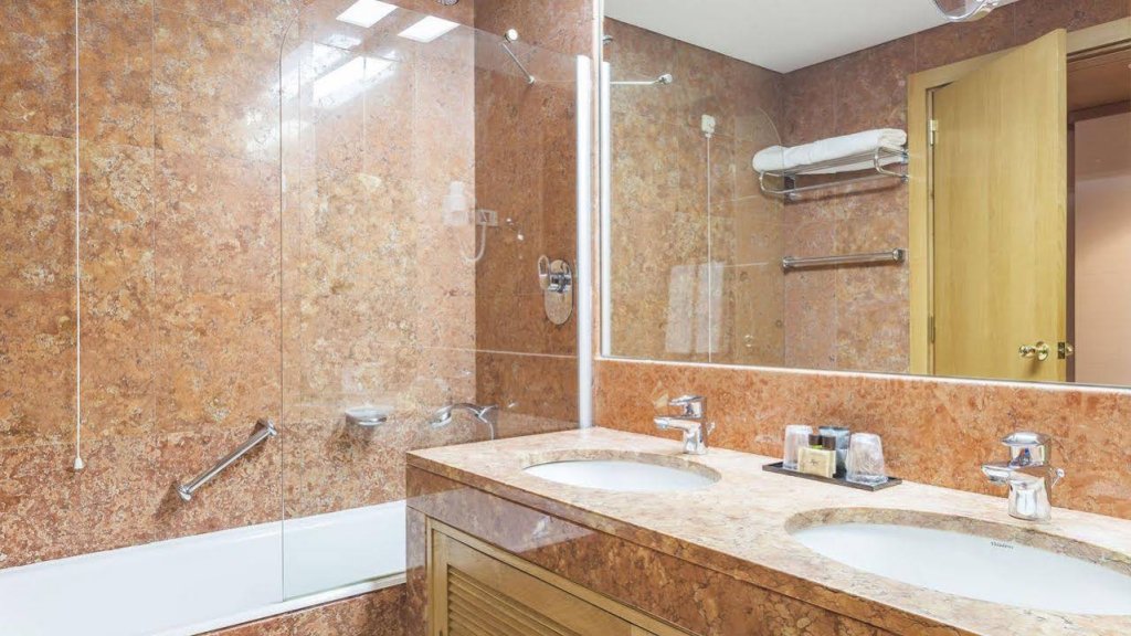 Фото Ramada by Wyndham Lisbon