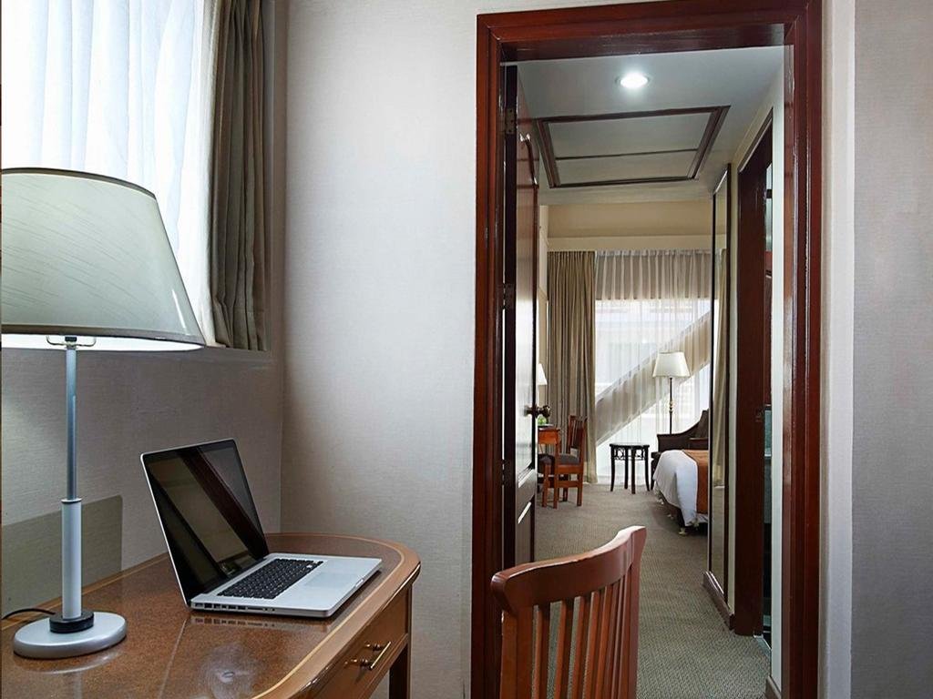 Фото Berjaya Makati Hotel