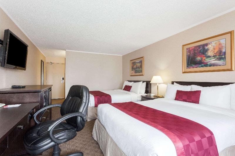 Фото Ramada by Wyndham Coquitlam