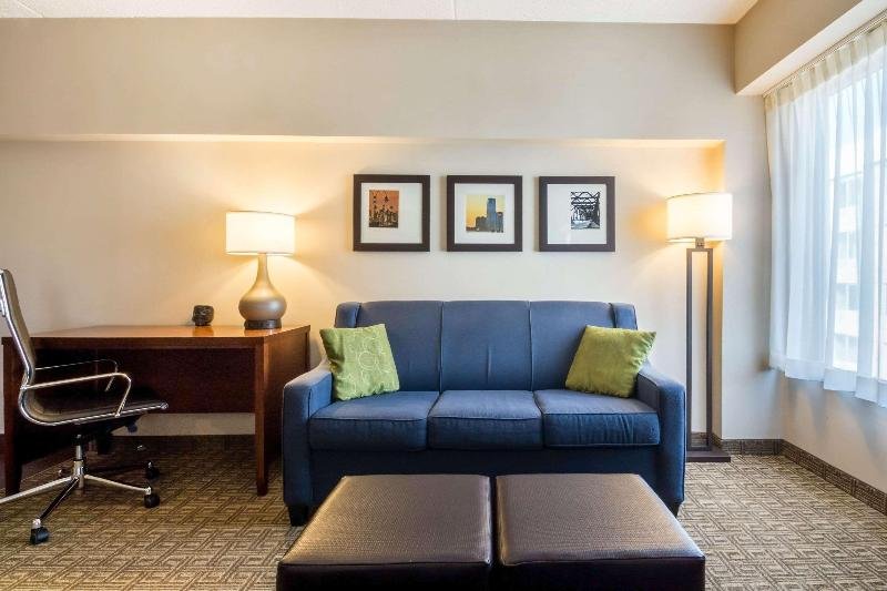 Фото Comfort Suites at Woodbridge