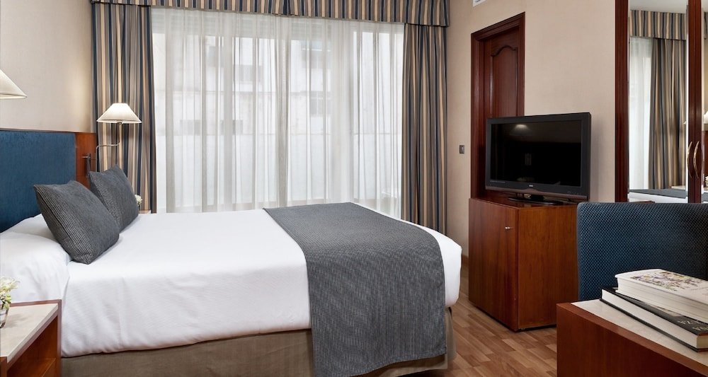 Фото Nh Córdoba Califa Hotel