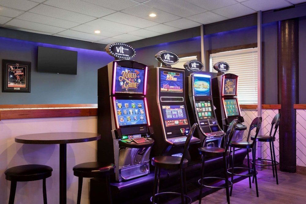 Фото Travelodge by Wyndham Whitecourt Conference Centre & Suites