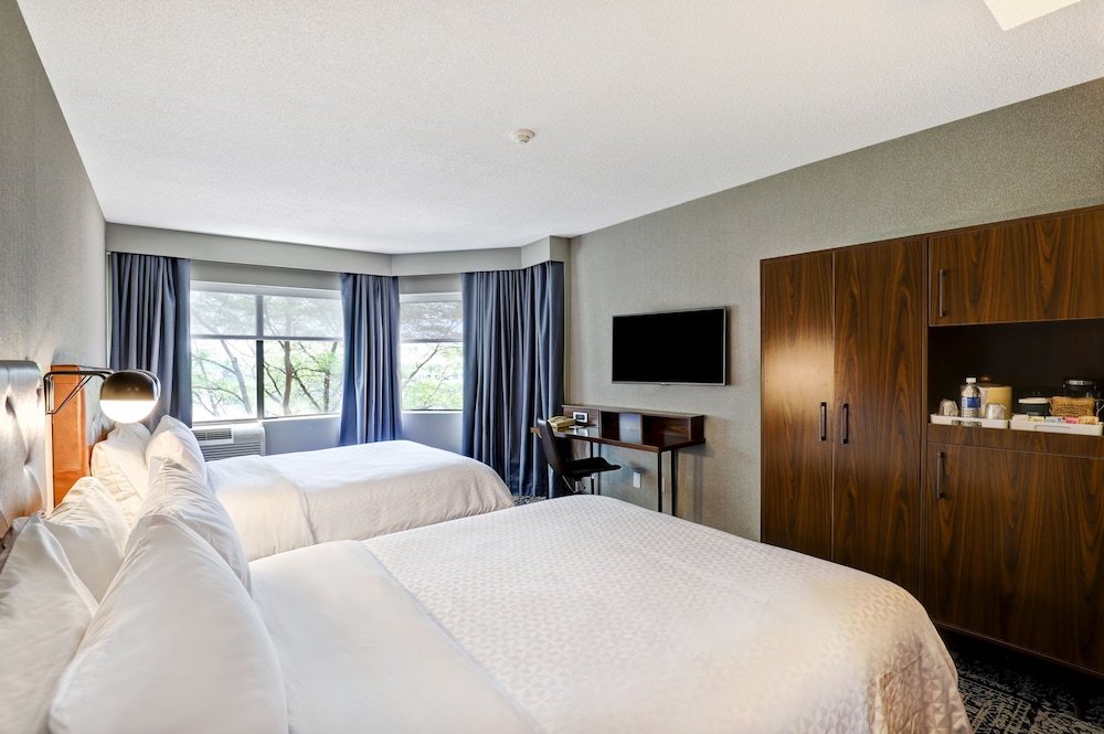 Фото Four Points by Sheraton St. Catharines Niagara Suites